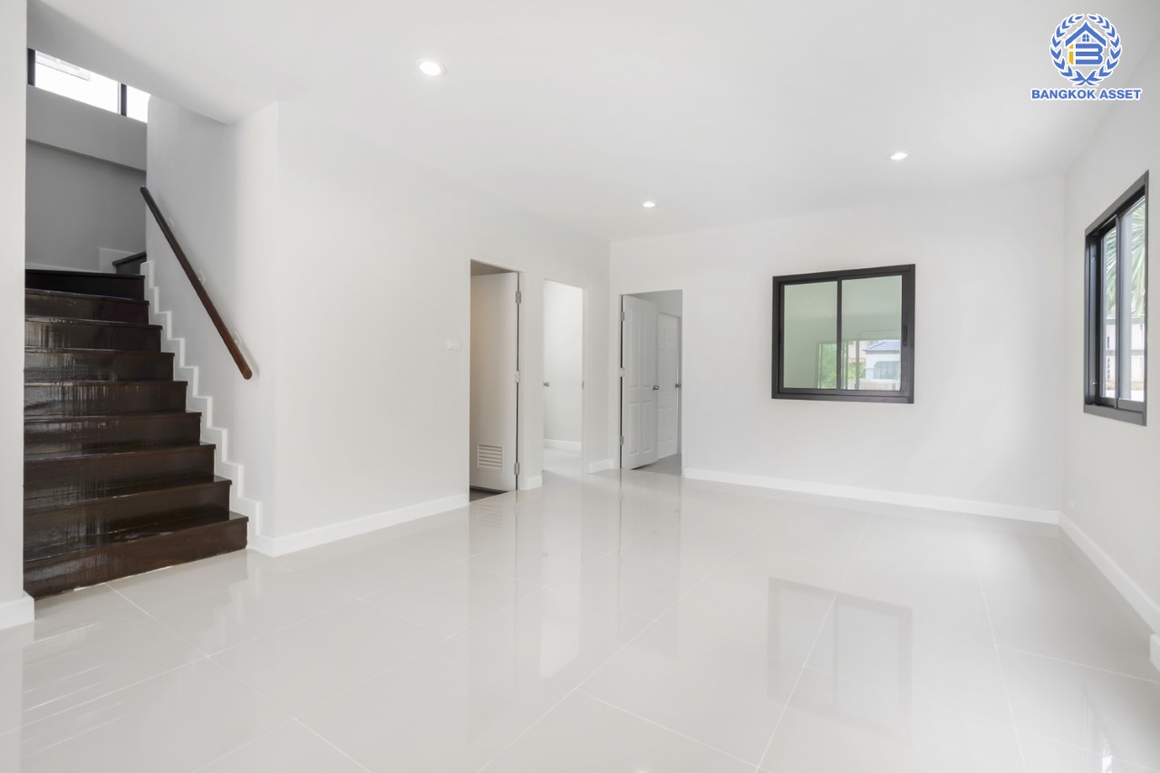 บ้านมือสองตกแต่งใหม่ ม.ชนชื่น1 ทวีวัฒนา เนื้อที่ 50 ตร.ว. ฟังก์ชัน 3 ห้องนอน 2 ห้องน้ำ 1 ห้องอเนกประสงค์ จอดรถได้ 2 คัน บรรยากาศ Private หน้าโครงการติดสวนสาธารณะทวีวนารมย์ บนทำเลศักยภาพเชื่อมต่อหลายเส้นทาง ใกล้เซ็นทรัลปิ่นเกล้า, เซ็นทรัลศาลายา, ม.มหิดล , ทางด่วน "กาญจนาภิเษก"...